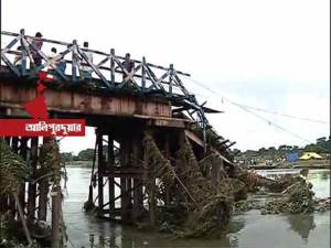 উত্তর ও দক্ষিণবঙ্গের একাধিক জেলায় বন্যা পরিস্থিতির অবনতি, বহু এলাকা জলমগ্ন