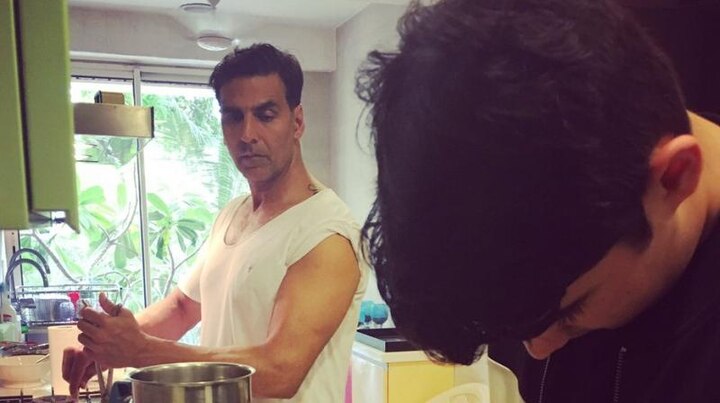 Ive Trained My Boys Well Twinkle Ecstatic As Akshay Aarav Cook Food For Guests ছেলে আরভকে নিয়ে রান্না করছেন অক্ষয়, টুইটারে আনন্দ চাপতে পারলেন না টুইঙ্কল