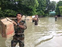বন্যা-কবলিত অসমের মানুষের উদ্ধার ও ত্রাণে এগিয়ে এল সেনা