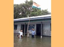বানভাসি অসমে স্কুলে কোমর সমান জলে দাঁড়িয়ে জাতীয় পতাকা তুললেন শিক্ষক ও পড়ুয়ারা, ছবি ভাইরাল