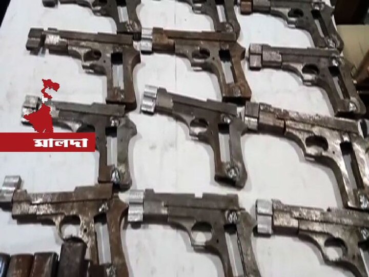 Arms And Ammunition Recovered From Maldas Kaliachawk In Independence Day Morning স্বাধীনতা দিবসের সকালে মালদায় অস্ত্র কারখানার হদিশ, উদ্ধার প্রচুর আগ্নেয়াস্ত্র