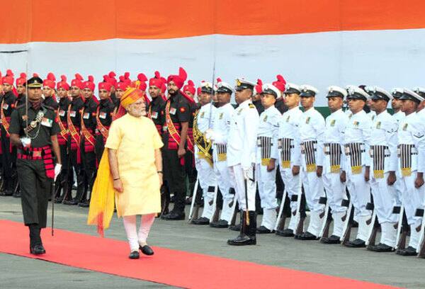 এর পর লালকেল্লায় পতাকা উত্তোলনে যান নরেন্দ্র মোদী। সেখানে তাঁকে সেনার তরফে গার্ড অফ অনার দেওয়া হয়।