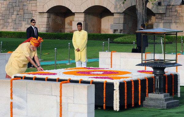 The Prime Minister, Shri Narendra Modi paying floral tributes at the Samadhi of Mahatma Gandhi, at Rajghat, on the occasion of 71st Independence Day, in Delhi on August 15, 2017.