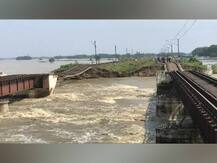 বন্যা পরিস্থিতির জেরে এখনও বিচ্ছিন্ন উত্তরের সঙ্গে দক্ষিণবঙ্গের রেল যোগাযোগ, জলের তোড়ে মাটি সরে ঝুলছে বিহারের সুধানি সেতু