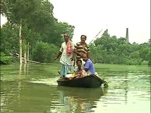 বন্যা পরিস্থিতির জেরে এখনও বিচ্ছিন্ন উত্তরের সঙ্গে দক্ষিণবঙ্গের রেল যোগাযোগ, জলের তোড়ে মাটি সরে ঝুলছে বিহারের সুধানি সেতু