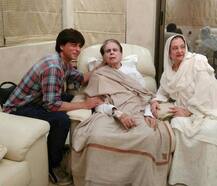 অসুস্থ দিলীপ কুমারকে দেখতে তাঁর বাড়িতে হাজির শাহরুখ খান