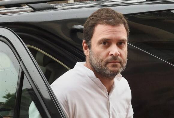 দেখুন: কর্নাটকে ভোটের প্রচারের ফাঁকে রাস্তার পাশের দোকানে মুড়ি-'পকোড়া'য় জলযোগ রাহুলের Rahul takes ‘Pakoda’ break during ‘Jana Aashirwada Yatra’ in K’taka দেখুন: কর্নাটকে ভোটের প্রচারের ফাঁকে রাস্তার পাশের দোকানে মুড়ি-'পকোড়া'য় জলযোগ রাহুলের