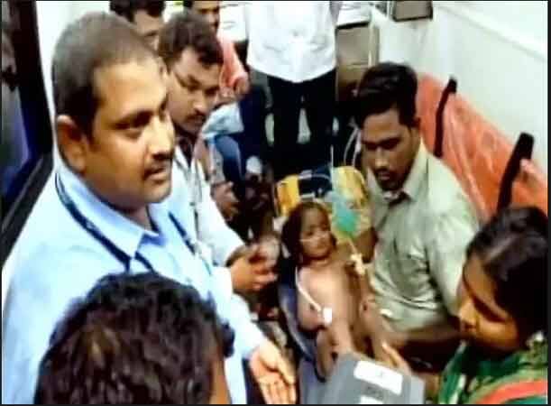 অন্ধ্রপ্রদেশে ১০ ঘণ্টার চেষ্টায় কুয়ো থেকে উদ্ধার শিশু Minor Boy Rescued From Open Borewell After 10 Hour Operation অন্ধ্রপ্রদেশে ১০ ঘণ্টার চেষ্টায় কুয়ো থেকে উদ্ধার শিশু