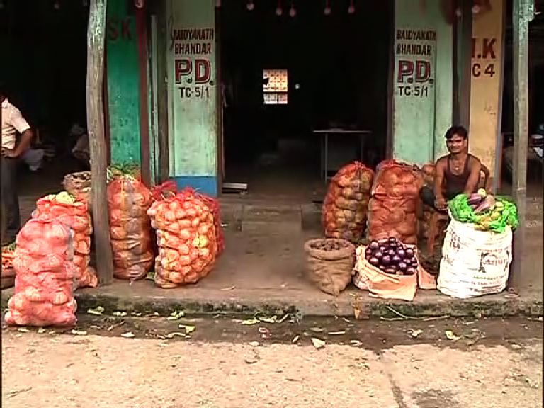 বন্যায় জলমগ্ন ক্ষেত, দক্ষিণবঙ্গ থেকে স্তব্ধ সরবরাহ, উত্তরবঙ্গের ফল-সব্জির পাইকারি বাজারে আগুন