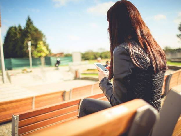 ভার্চুয়াল ওয়ার্ল্ড- বর্তমানে যে কেউ সোশ্যাল মিডিয়ায় নিজের ছবি ও মন্তব্য পোস্ট করেন। কিন্তু জানেন কী, সোশ্যাল মিডিয়ায় ফটো পোস্ট করে শোঅফ করা একটা সময় আপনাকে হতাশ করে তুলতে পারে। (বিঃদ্রঃ এই বক্তব্য সমীক্ষার তথ্য অনুযায়ী। এবিপি আনন্দ এর সত্যতা যাচাই করেনি। কোনও কিছু অনুসরণ করতে চাইলে চিকিতসকের পরামর্শ নিন।)