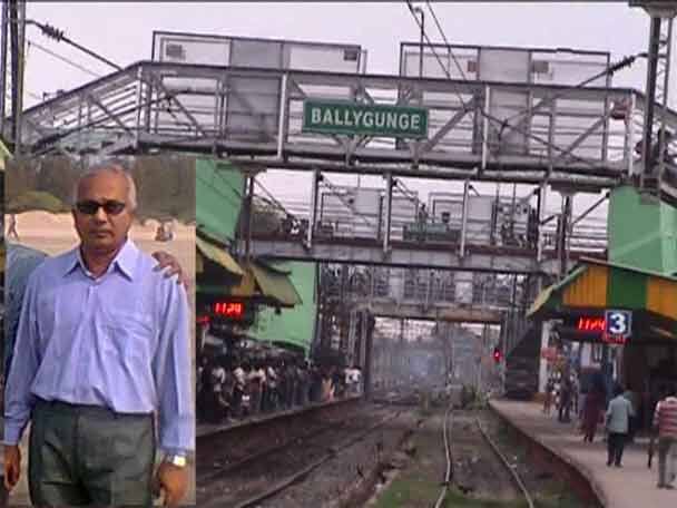 স্ত্রী-র সেরিব্রাল, হাসপাতালে যেতে চলন্ত ট্রেনে উঠতে গিয়ে পড়ে গেলেন বৃদ্ধ, মৃত্যু Wife Had Cerebral Attack Husband Going To Meet Him Met With An Accident At Ballygunge Station Later Died স্ত্রী-র সেরিব্রাল, হাসপাতালে যেতে চলন্ত ট্রেনে উঠতে গিয়ে পড়ে গেলেন বৃদ্ধ, মৃত্যু