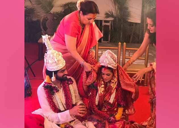 বাঙালি মতেই বিয়ে সারলেন রিয়া। উপস্থিত ছিলেন মা মুনমুন, দিদি রাইমা