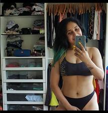  ইনস্টাগ্রামে ফের সাহসী ছবি দিয়ে তাক লাগালেন ফিল্মফেয়ার সেরা গায়িকা নেহা ভাসিন