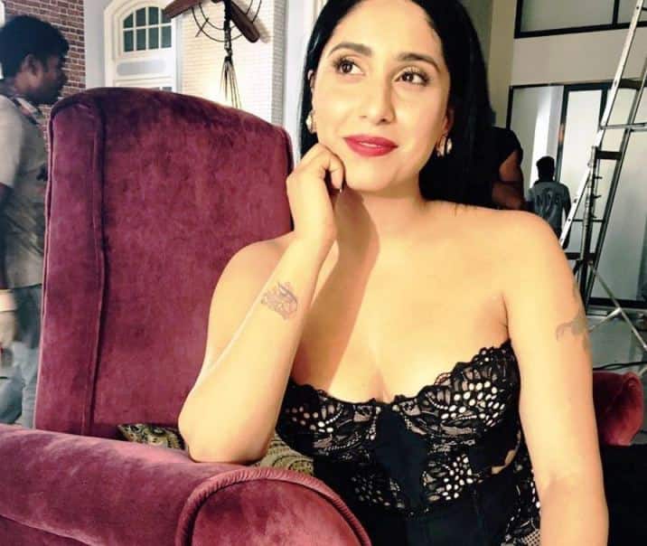 শরীরের বিভিন্ন জায়গায় ট্যাটু করিয়েছেন নেহা।