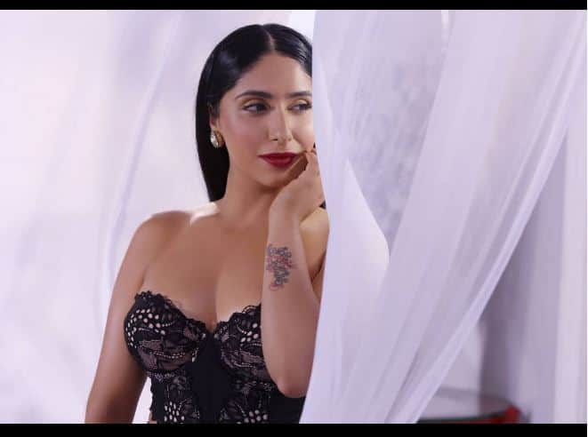 নেহা সোশ্যাল মিডিয়ায় বেশ সক্রিয়। প্রায় নিত্যনৈমিত্তিক নতুন নতুন ছবি পোস্ট করেন। 