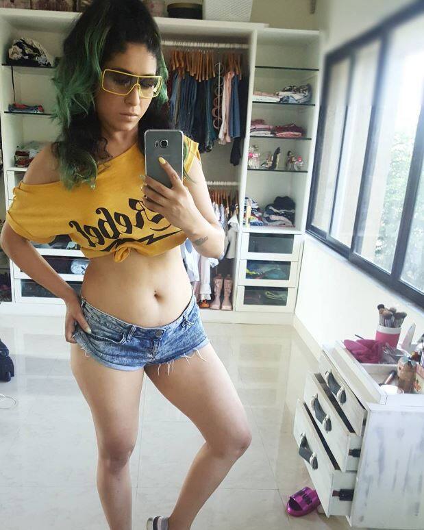 ‘জগ ঘুমিয়া তেরে জ্যায়সা..’ গানটির জন্য ২০১৬ সালে বহু সঙ্গীত পুরস্কার পেয়েছেন ৩৪ বছরের নেহা।