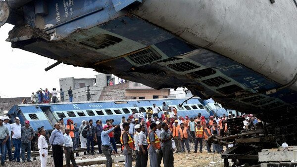 Suresh Prabhu Must Own Responsibility For Derailment Cong রেল দুর্ঘটনা: সুরেশ প্রভুর দায় নেওয়া উচিত, দাবি কংগ্রেসের