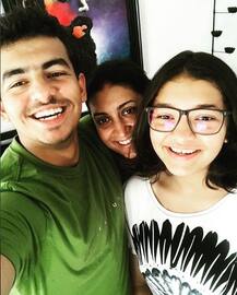 রবিবার ছুটির দিন সন্তানদের সঙ্গে আদরের কিছু মুহূর্ত কাটালেন বর্তমানে কেন্দ্রীয় তথ্য সম্প্রচার ও বস্ত্রমন্ত্রী স্মৃতি ইরানি