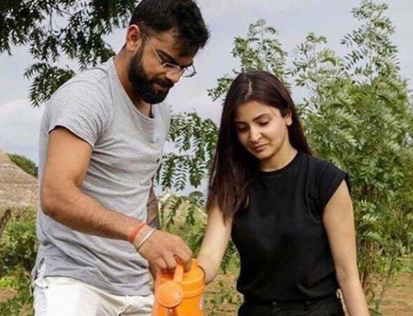  দুজনের সম্পর্কের গভীরতাও নজরে পড়ল। অনুষ্কা যখন গাছে জল দিচ্ছেলেন তখন কোহলি তাঁকে সাহায্য করতে এগিয়ে এলেন।