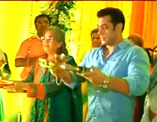 প্রতি বছর খান পরিবার মেতে ওঠে গণেশ চতুর্থীর আনন্দে। এ বছর ২৫ তারিখ পুজোয় যোগ দিতে চান সলমন। 