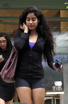 ডিউ ড্রপ রেস্তোরাঁয় দেখা গেল বলিউডের দুই নবাগতাকে, রাজপথের সকলের নজর তাঁদের দিকে