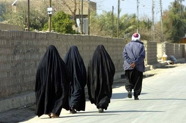 Saudi Man Divorces Wife For Walking Ahead সৌদি আরব: আগে হাঁটার সাহস দেখিয়েছে বৌ, তালাক দিল স্বামী