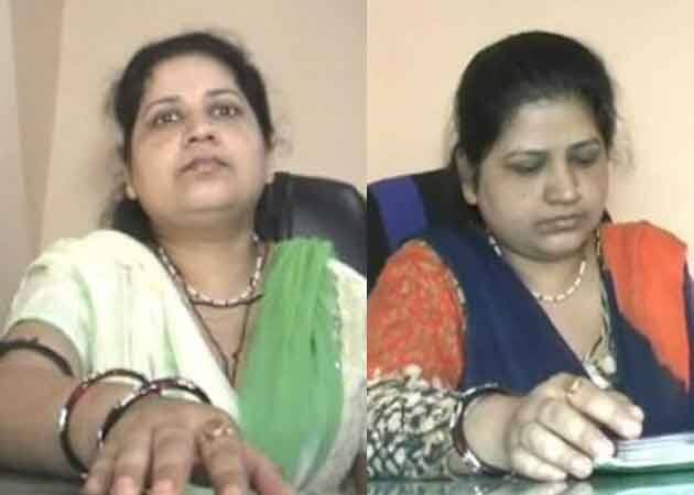 আজ থেকে দুবছর আগে উত্তরাখণ্ডের মহিলা সায়রা বানু আদালতের দ্বারস্থ হন। কারণ, তাঁর স্বামী বিয়ের পনেরো বছর পর আচমকা একটি চিঠিতে তিন তালাক লিখে তাঁকে পাঠিয়ে দিয়েছেন। এই ঘটনার পরই সায়রা বানু আদালতের দ্বারস্থ হন। সেখানেই তিনি এই প্রথার বৈধতা নিয়ে প্রশ্ন তোলেন। তিনি তাঁর মামলায় আবেদন জানান, তালাক-এ-বিদাত, বহু বিবাহ এবং নিকাহ হালালাকে এখনই আইনবিরুদ্ধ এবং অসাংবিধানিক ঘোষণা করুক আদালত। এরপরই সায়রা বানুর স্বামী তাঁর সমস্ত আবেদন খারিজ করে দিয়ে বলেন, এই তিনটি আইনই মুসলিম পার্সোনাল ল বোর্ড দ্বারা স্বীকৃত। এমনকি সায়রা বানুর স্বামী রিজওয়ান মহিলার কাছ থেকে তাঁর দুই সন্তানকে কেড়ে নিয়েছেন। তাঁকে ছ ছবার গর্ভপাত পর্যন্ত করতে হয়েছে। সায়রা বানুর আবেদনের ভিত্তিতেই নরেন্দ্র মোদী সরকার শীর্ষ আদালতে এফিডেভিট ফাইল করেন। 