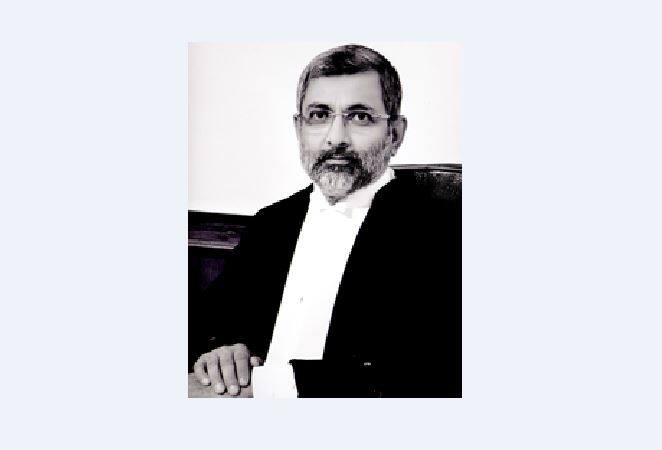 কিন্তু, বিচারপতি কুরিয়েন জোসেফ মন্তব্য করেন-- এর আগে শামিম আরা মামলায় শীর্ষ আদালত তিন তালাককে বেআইনি বলে উল্লেখ করেছে। সেই সময় আদালত বিস্তারিতভাবে কিছু জানায়নি। এখন জানানো প্রয়োজন। ইসলামি আইনের চারটে ধারা রয়েছে-- কোরান, হদীস, ইজমা ও কিয়াস। কোরান প্রধান ধারা। যা কোরানে বলা নয়, তা মৌলিক হিসেবে গণ্য করা যায় না। কারণ, বাকি তিন ধারায় লেখা কথা কোরানের পরিপন্থী হতে পারে না। আমার মতে, সংবিধানে ধর্মীয় অধিকারের সংরক্ষণের আওতায় আসা উচিত নয় তিন তালাকের। 