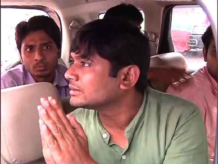 Saffron Brigade Tried To Stop Kanhaiya Kumar Car At Uttarpara এবার উত্তরপাড়ায় সভায় যাওয়ার পথে কানহাইয়ার গাড়ি আটকানোর চেষ্টা গেরুয়া ব্রিগেডের