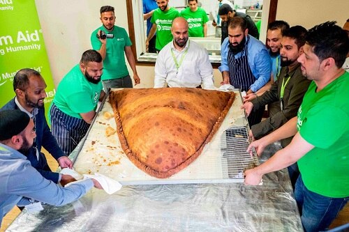The Worlds Largest Samosa Record Goes To The Snack Created In London Weighing 153 Kilos ওজন ১৫৩ কিলো! বিশ্বের সবচেয়ে বড় শিঙাড়া বানানো হল লন্ডনে