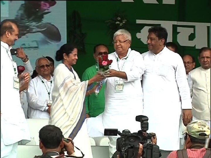 Mamata Akhilesh Attends Lalu Yadavs Anti Bjp Rally At Patna Sonia Sends Message পটনায় লালুর বিজেপি-বিরোধী সমাবেশে মমতা, অখিলেশ, গুলাম নবি, মোবাইলে শোনানো হল সনিয়ার বার্তা