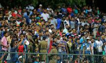 গ্যালারিতে দর্শকদের উপদ্রব, মাঠেই একটু ঘুমিয়ে নিলেন ধোনি