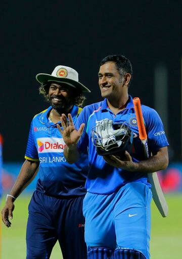 দর্শকদের বিক্ষোভ যখন চলছে তখন কিন্তু একজন একেবারেই শান্ত ছিলেন। হ্যাঁ, তিনি ‘ক্যাপ্টেন কুল’- মহেন্দ্র সিংহ ধোনি। 