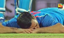 গ্যালারিতে দর্শকদের উপদ্রব, মাঠেই একটু ঘুমিয়ে নিলেন ধোনি