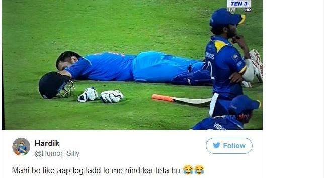 হার্দিক নামে এক পেজে লেখা হয়েছে, ‘তোমরা লড়াই কর, আমি একটু ঘুমিয়ে নিই’। 