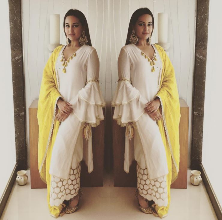 ‘দাবাঙ গার্ল’ সোনাক্ষী সিংহ দেখালেন তিনি ভারতীয় ও পাশ্চাত্য-- দুই পোশাকেই সাবলীল