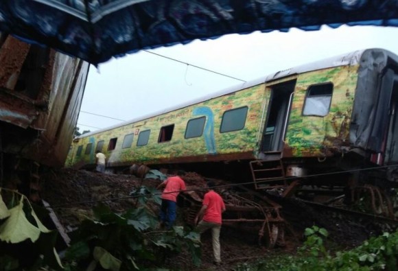 Duranta Derailed Several Injured লাইনচ্যুত দুরন্ত এক্সপ্রেস, আহত বেশ কয়েকজন