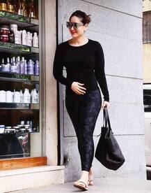 সন্তান জন্মের পর সমস্ত বাড়তি মেদ ঝড়িয়ে আগের মতোই ফিট করিনা কপূর খান