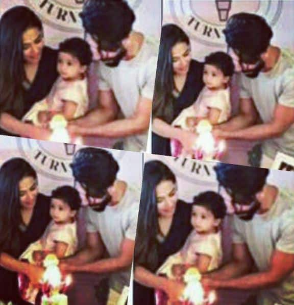 দেখুন বাবা মার কোলে চড়ে কেমন জন্মদিনের কেক কাটছে সে। 