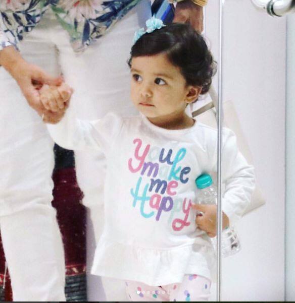 মেয়ে খুব গোছানো হবে সন্দেহ নেই। বোতলটা কীভাবে আঁকড়ে রয়েছে দেখুন। 