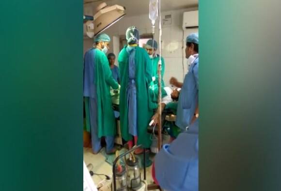 হাসপাতালের অপারেশন থিয়েটারে ঝগড়া দুই ডাক্তারের Rajasthan Two Doctors Fight In Operation Theatre In Jodhpur হাসপাতালের অপারেশন থিয়েটারে ঝগড়া দুই ডাক্তারের