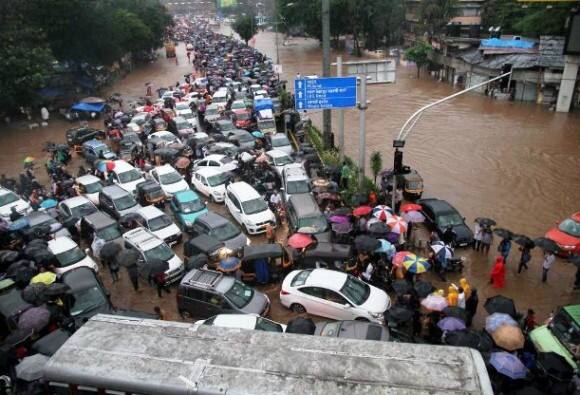 Mumbai Braces For Another Day Of Hardship After Rain Fury বর্ষণে বিপর্যস্ত মুম্বই, মৃত ৫, আজ বন্ধ স্কুল-কলেজ, পশ্চিম রেল শাখায় ট্রেন চলাচল শুরু