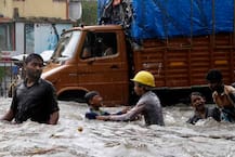 বৃষ্টি বিপর্যস্ত মুম্বই, কোমর জলে বন্দি মুম্বইবাসীর জীবন কার্যত ছন্নছাড়া