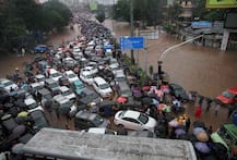 বৃষ্টি বিপর্যস্ত মুম্বই, কোমর জলে বন্দি মুম্বইবাসীর জীবন কার্যত ছন্নছাড়া