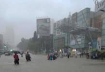 মুম্বইয়ে চলছে মুষলধারে বৃষ্টি, বাড়ির বারান্দা থেকে সেই ছবিই ক্যামেরাবন্দি করলেন প্রিয়ঙ্কা