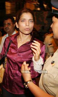 যদিও সেই বিয়ের কোনও ছবি প্রমাণ হিসেবে দিতে পারেননি জাহ্নবী। তাঁর দাবি ছিল, কেউ কাউকে বিশ্বাস করে ভালবাসলে, ছবি তুলে প্রমাণ রাখে না। ছবি সৌজন্যে ওয়েব