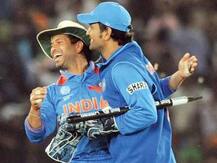 ধোনি ৩০০: \'সত্যিই বিশেষ কৃতিত্ব\', টুইটারে অভিনন্দন সচিনের