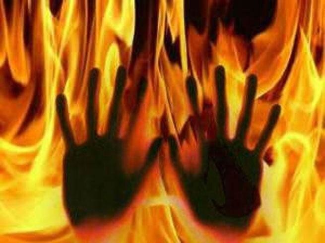 After Virat Kohli’s dismissal, 65-year-old ex-armyman sets self on fire in MadhyaPradesh বিরাট আউট, গায়ে আগুন দিয়ে আত্মহত্য়ার চেষ্টা