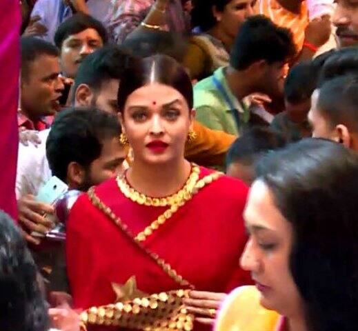 বাঙালি ডিজাইনার সব্যসাচীর তৈরি শাড়ি পরেছিলেন তিনি।