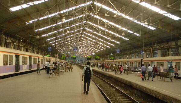 Mumbai Suburban Motorman Stops Train To Save Dog On Tracks সারমেয়কে বাঁচাতে ট্রেন থামালেন মুম্বই লোকালের মোটরম্যান